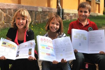 "Es geht nicht ums Geld" - Fabienne Heinze, Dinah Lorenz und Valentino Weber (v. l.) aus der 4. Klasse der Grundschule Lugau: Sie lernen - wie alle Kinder rund um Stollberg - mit den Arbeitsheften. Immerhin hat die Stadt Stollberg nun auch die Lieferung dieser wichtigen Materialien für ihre Schüler bei der Schulbuchgemeinschaft beauftragt. Allerdings dauert es noch zwei bis drei Wochen, bis die Hefte da sind, so die Aussage der Gemeinschaft.