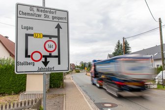 „Es geht schon früh los mit den Lastern“: Dorf im Erzgebirge steckt wegen Baustellen in Umleitungsfalle - Wohin soll es gehen? Auf jeden Fall durch Leukersdorf – die Anwohner sind genervt.