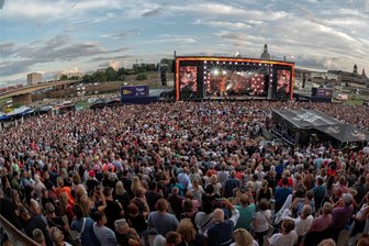 Es geht schon wieder los: Kaisermania 2024 mit Roland Kaiser in Dresden sofort ausverkauft - Die „Kaisermania“ ist Kult: Alle fünf Open-Air-Konzerte im Jahr 2023 von Roland Kaiser auf dem Filmnächteareal gegenüber der historischen Dresdner Altstadt waren auch schon binnen Minuten ausverkauft.