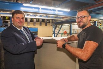 Es geht um 51 Millionen Euro: Werk im Erzgebirge schließt Klimavertrag mit Regierung - Amazon als Kunde - Geschäftsführer Maik Leonhardt (l.) hier im Gespräch mit Marcus Gebhardt (r.), dem Produktionsleiter der Kartonerzeugung. Am Ende wirft die große Kartonmaschine großen Bogen Vollpappe aus, die dann weiterverarbeitet werden.