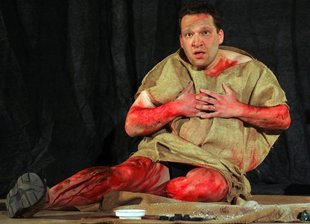Es geht um den Glauben an Gott - 
              <p class="artikelinhalt">Der geschundene und fragende Hiob wurde erstklassig von André Fahrenholz dargestellt. </p>
            
