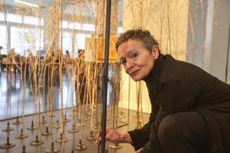 Es geht um die Würde: Künstlerin von Schicksal eines Chemnitzer Juden inspiriert - Künstlerin Katharina Gun Oehlert an ihrer Installation „Shrine of Hope" am Café Julius.