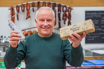 Es geht um die Wurst: Lößnitzer holen Preisgeld mit Öko-Ideen - Bernd Schmitt, Vorstandsvorsitzender der Agrargenossenschaft Lößnitz/Stollberg mit der prämiierten Wiesensalami, deren Herstellung als ressourcenschonend und umweltfreundlich gilt. 