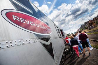 „Es geht um eine absolut reale Gefahr“ - Schulen holen Revolution Train nach Stollberg - Der Anti-Drogen-Zug „Revolution Train“ besucht erstmals Stollberg.