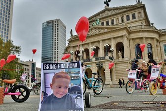 "Es geht um einen Konflikt mit der Hamas - nicht mit Palästinensern" - Solidaritätskundgebung: Auf dem Opernplatz in Frankfurt am Main wurde am Sonntag um die israelischen Kinder getrauert, die am 7. Oktober durch die Hamas entführt worden sind. Rund 90 Menschen nahmen an der Kundgebung teil, es wurden Gedichte und Lieder vorgetragen.