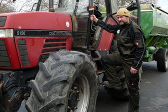 Es geht um mehr als um Agrardiesel: Darum tragen Landwirte im Erzgebirge ihren Protest auf die Straße - Den Traktor braucht Rüdiger Kempe in Dittersdorf für die tägliche Arbeit. Allein für den Betrieb der Futtermischwagen zur Fütterung der Milchkühe benötigt der Landwirt mehr als 5000 Liter Diesel im Jahr.