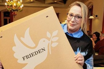 Es geht weiter: "Berggeschrey" wird als stiller Protest fortgesetzt - Die von Ulrike Seidel gestalteten Plakate könnten schon bald Schaufenster von Geschäften im Erzgebirge zieren. 
