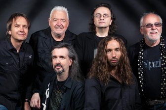 Es geht weiter: Der Karussel-Keyboarder Wolf-Rüdiger Raschke im Interview - Ihr Konzert am Samstag beim Sommer-Open-Air ist ihr erster großer Auftritt seit der Pandemie: Karussell mit Gründungsmitglied Wolf-Rüdiger Raschke (2.v.l. hinten). Für viele traten sie einst das Erbe von Renft an.