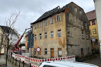 „Es geschehen doch noch Wunder“ - Problemhaus in Hainichen wird abgerissen - Am maroden Haus in der gesperrten Marktstraße in Hainichen wird nun gearbeitet.