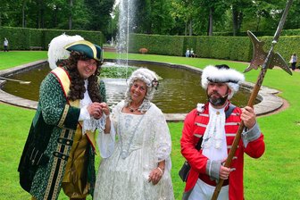 Es gibt ein Wochenende ohne Schulanfang: Die Tipps für die Region zwischen Freiberg und Rochlitz - Im Schlosspark Lichtenwalde lockt das barocke Parkfest, hier mit Thomas Kühn als August der Starke, Verena Kermes als Reichsgräfin Cosel und Lars Hermann als Offizier.