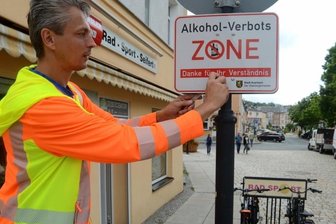 Es gibt eine neue Alkoholverbotszone - Alte Schilder, neuer Geltungsbereich: Vorm Fahrradladen in der Breitscheidstraße 2 brachte Marcel Martin vom Bauhof die Tafeln an. 