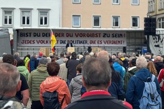 „Es gibt keine Brandmauer“: Das „Berggeschrey“ und die Kritik an den „Altparteien“ - Zum „Berggeschrey" versammelten sich rund 500 Teilnehmer auf dem Annaberger Markt.