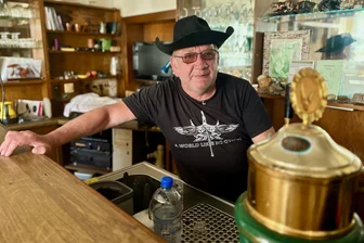 „Es gibt nichts Vergleichbares“: Kultkneipe im Erzgebirge droht das Aus - Thomas Kirstein bangt um die Kellerkneipe in der Eichertschänke. Das Haus soll abgerissen werden, nachdem es die Auer Wohnungsbaugesellschaft ersteigert hat.