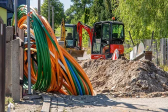 „Es grenzt an Unfähigkeit, die nur schwer zu ertragen ist“ – Ärger um Breitbandausbau im Erzgebirge - Breitbandausbau im Schwarzbacher Weg in Elterlein. Eine von zahlreichen Baustellen dieser Art in der Stadt und ihren Ortsteilen.
