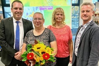 Es grünt so grün - und am schönsten in Schwarzenberg - Den Preis für die schönste Kleingartenanlage des Erzgebirges nahm Leonore Lisch (2. v. l.) aus der Sparte "Am Dehnelgut" in Schwarzenberg entgegen. Landrat Rico Anton, Grit Keßler vom Schwarzenberger Verband und Jürgen Kluge (v. l.) vom Landesverband gratulierten herzlich. 