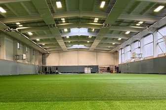 Es grünt so grünt bei den Veilchen: Neuer Kunstrasen optimiert Trainingsstätte - In der Sporthalle am Erzgebirgsstadion ist neuer Kunstrasen verlegt worden. Die Trainingsstätte wird vor allem von den Teams der Porsche-Kumpelschmiede rege genutzt.