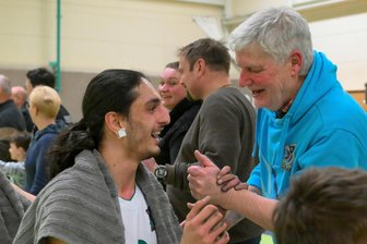 „Es hat mein Leben gerettet“: Maximilian Chagger und der Rollstuhlbasketball - Maximilian Chagger zusammen mit Jürgen Wicka, dem ehemaligen Vereinspräsident der BSC Rollers Zwickau. Die beiden verbindet mehr als nur Sport.