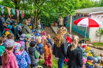„Es hat reingeregnet“: Kita in Lugau für rund 680.000 Euro saniert - Die Kinder der Kita „Kinderland“ warteten aufgeregt auf ihren Bühnenauftritt mit Tanz und Gesang.