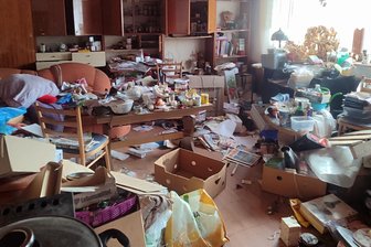 „Es hat schon Überwindung gekostet, da reinzugehen“ – Bauhof reißt Messi-Haus in Markersbach ab - Im Haus selbst konnten die Mitarbeiter des Bauhofs der Gemeinde Raschau-Markersbach nur mit Mundschutz agieren. Der Gestank sei bestialisch gewesen.
