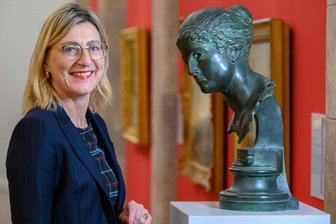 "Es hat Tradition, dass Frauen in der Kunst nicht als gleichwertig angesehen werden" - Frauen wurden in der Kunst schon immer dargestellt - doch Künstlerinnen anzuerkennen, stand auf einem ganz anderen Blatt. Sabine Maria Schmidt, Kuratorin in den Kunstsammlungen Chemnitz, vor der Bronze "Kassandra" aus dem Jahr 1895 von Max Klinger.  