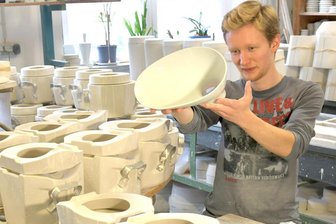 Es hat „Twusch“ gemacht: Freiberger Porzellan erobert Campingwelt - Franco Mitzlaff von der Freiberger Porzellan GmbH hält einen „Twusch“ in den Händen. 700 bis 1000 Stück werden im Monat in Handarbeit produziert - und erobern mittlerweile die Campingwelt.