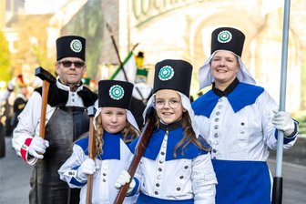 „Es is hier sue schee hamelig“: Bergparade im vogtländischen Auerbach begeistert zahlreiche Teilnehmer und Besucher - Vertreter dreier Generationen, die nur zu gern in ein Bergmannshabit schlüpfen: Anja Vieweg mit Tochter Lea (11, 2. von rechts) und Vati Ernst Rothemann sowie Hannah (9). „Ich wollte schon immer mal eine Tracht tragen“, begründet die Enkelin von Christine Rotbarth, der Schatzmeisterin des Vereins Schneeberger Bergparade.