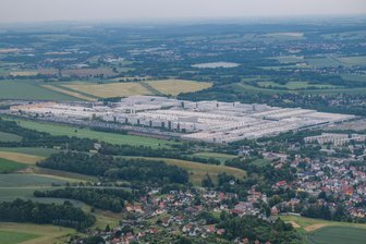 „Es ist an der Zeit, VW in Pflicht zu nehmen“: Was Politik und Gewerkschaft von einer Sonderwirtschaftszone halten - Das Zwickauer VW-Werk aus etwa 250 Metern Höhe. Ab 2027 soll die Fertigungskapazität quasi halbiert werden.