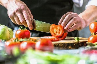 Es ist angerichtet: Ein neuer Beruf in der Küche - Nicht für jede Tätigkeit in der Küche wird ein Koch gebraucht. Deshalb gibt es jetzt auf Wunsch der Praxis den neuen Beruf Fachkraft Küche.