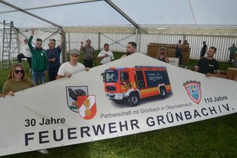 Es ist angerichtet: Wie die Vogtland-Gemeinde Grünbach von Freitag bis Montag ihre berühmte Kirmes feiert - Schon beim Aufbau des Festzeltes am Mittwoch haben etliche Helfer mit angepackt.