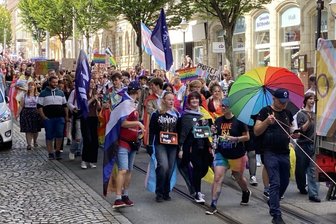 „Es ist egal, wer wen liebt“: Christopher Street Day bringt 650 Leute in Zwickau auf die Straße - Der CSD-Demonstrationszug auf der Bahnhofstraße. Ziel war der Kornmarkt.
