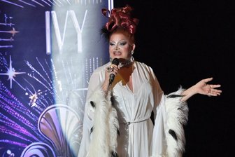 „Es ist ein Highlight“: Travestie-Show im Erzgebirge begeistert - Im Bürgergarten Stollberg war eine glamouröse Travestie-Show zu erleben.