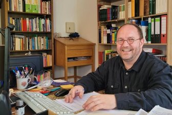 "Es ist ein neues Aufgabenfeld" - Auch der Schreibtisch kam mit, denn er stammt aus Jugendtagen. Daniel Wüst in seinem neuen Arbeitszimmer in Seelitz. 