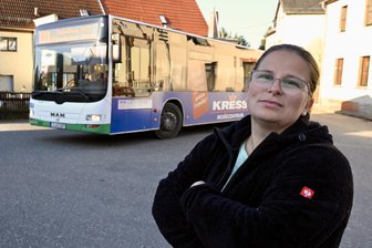 „Es ist ein Trauerspiel“: Eltern über unzuverlässigen Schülerverkehr im Kreis Zwickau genervt - Franziska Siegel gehört zu den Schönauer Eltern, die sich seit März mit Problemen beim Schülerverkehr herumschlagen. Am Mittwoch steuerte der Schulbus nach Wildenfels die Ersatzhaltestelle an.
