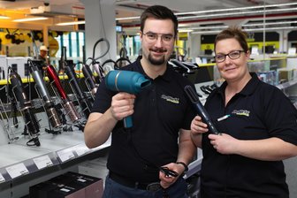 „Es ist eine Bereicherung“: Pro-Markt-Outlet im Ring-Center in Schwarzenberg eröffnet - Denise Wittkowski und Pierre Lenz sind im Pro-Markt die Berater für die Hausgerätetechnik.