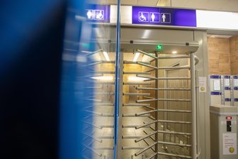 „Es ist eine Schande“: Warum das WC im Oberen Bahnhof in Plauen wohl nie dauerhaft benutzbar sein wird - Das Drehkreuz am oberen Bahnhof ist immer wieder defekt.