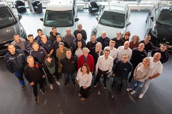 „Es ist eine sehr schwere Zeit für uns“: Wie es nach dem Tod des Plauener Unternehmers Guntram Voitel weitergeht - Die Mitarbeiter des Autohauses Voitel stehen in schweren Zeiten hinter ihrer Chefin: „Nicht verwandt und doch Familie“, hatten sie auf die Schleife des Trauergebindes für Guntram Voitel drucken lassen.