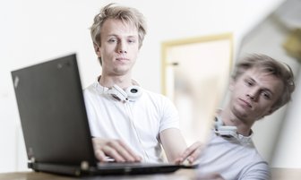 "Es ist eine Sucht, bei der man alles andere vergisst" - Er wirkt müde und abgespannt: Der Dresdner Sven Bennewitz lebte Tag und Nacht in seiner eigenen virtuellen Welt. Jetzt will er von seiner Spielsucht am Computer wegkommen.