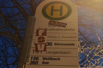 „Es ist einfach nur dämlich“: Verklebte Haltestellenschilder in Zwickau frustrieren Fahrgäste - Nicht erkennbar: Welche Linie fährt nach Wilkau-Haßlau? Beklebtes Haltestellenschild an der Alten Reichenbacher Straße. Es wurde inzwischen gereinigt.
