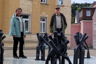 „Es ist einfach nur Schrott“: Neues Purple-Path-Kunstwerk in Schwarzenberg löst Debatte aus - Birgit und Burkhard Baltôt aus Thüringen können sich für das neue Kunstwerk „42 Tage“ in der Schwarzenberger Altstadt nicht wirklich erwärmen.