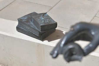 „Es ist einfach traurig“: Maus der Kurfürstin Anna auf Freiberger Silberweg gestohlen und beschädigt - Die Maus der Silberweg-Figur Kurfürstin Anna in Freiberg fehlt. Der Nager saß auf den Büchern.