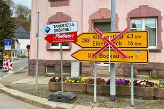 „Es ist existenzgefährdend“ – Diese Bundesstraße im Erzgebirge ist bis zum Jahresende gesperrt - Dieser Schilderwald an der Wettinerstraße in Aue wird noch bis Weihnachten das Straßenbild zieren.