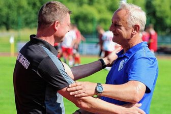 "Es ist für alle das richtige Ergebnis" - Der Langenauer Rico Achenbach (l.) und Flöhaer Coach Mike Hegewald (r.) verabschiedeten sich am Sonntag auch von ihren Teams.