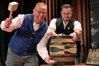 „Es ist immer ein Erlebnis“: Schneeberger feiern Steigerkirmes - Bürgermeister Ingo Seifert hat das Fassbier angestochen.