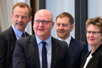 „Es ist nicht klar, ob das Ganze zu einer Regierung führt“: Was Kretschmer zum Beginn der Brombeer-Sondierungen in Sachsen sagt - Sächsische Parteichefs vor den Sondierungen: Jörg Scheibe (BSW), Henning Homann (SPD), Michael Kretschmer (CDU), und Sabine Zimmermann (BSW/v.l.n.r.) am Dienstagmorgen in einem Besprechungsraum des Landtags.