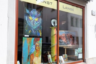 Es ist noch Raum für künstlerische Kreativität - Mit einer Schaufensteraktion machte die Künstlergruppe im Mai stadtweit auf sich aufmerksam.