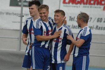 "Es ist schön, dass es wieder losgeht" - Josias Günnel (2. v. l.) und Maximilian Bayer (3. v. l.) haben in den Testspielen bereits für frischen Wind im Mittweidaer Angriffsspiel gesorgt. Nun wollen beide auch im Pokal glänzen. 