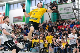 „Es ist schon bitter“: Handballer des SV 04 Oberlosa verlieren nach starker Aufholjagd noch - SV-Coach Ladislav Brykner konnte gegen Fürstenfeldbruck endlich wieder auf seinen Kapitän Kevin Roch (am Ball) zurückgreifen.