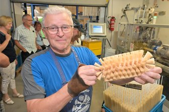 Es ist viel los gewesen zum Jubiläumsbürstenfest in Stützengrün und Schönheide - Ulrich Hochmuth von der Firma Spezialbürsten Hochmuth aus Stützengrün pflegt im Unternehmen das Handwerk der Bürstenherstellung.