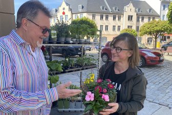 Es ist wieder Blumen- und Staudenmarkt in Reichenbach - erstmals auch im Kinderkaufhaus - Mandy Suhr vom Blumenstübchen und Werner Heidemann vom Gewerbeverein laden auf den Postplatz ein.