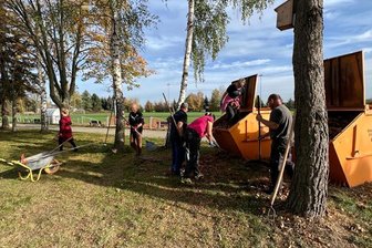 Es ist wieder soweit: Mannichswalde organisiert Herbstputz - Mit Besen, Rechen und Schubkarre im Einsatz. Die Mannichswalder machen zweimal im Jahr im Dorf sauber.